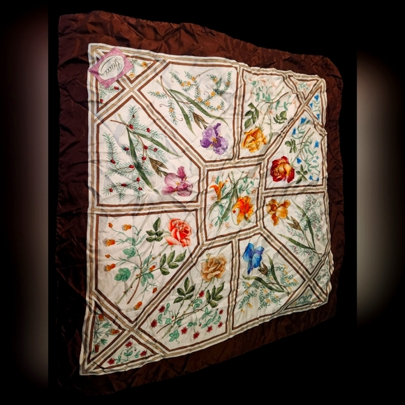 Authentic Vintage Gucci Floral Scarf 34x34 - Picture 1 of 4